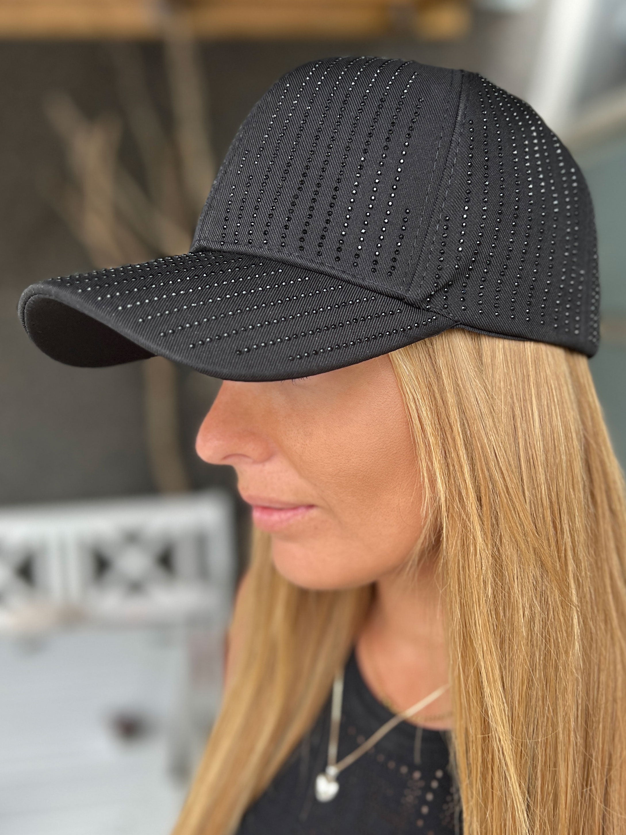 Mallie - Enfärgad keps med dekor i fuskpäls